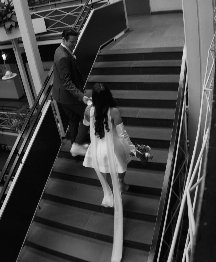 Daniel und Francesca gehen gemeinsam eine Treppe hinauf.