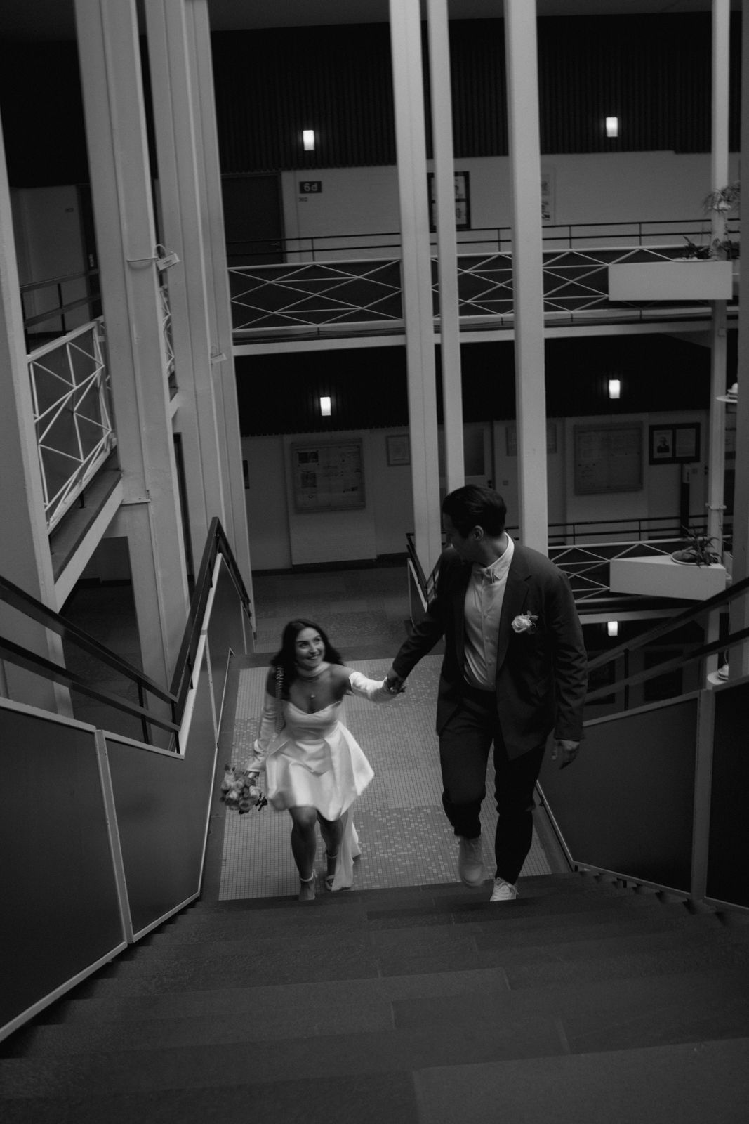 Francesca und Daniel sehen sich auf der Treppe an.