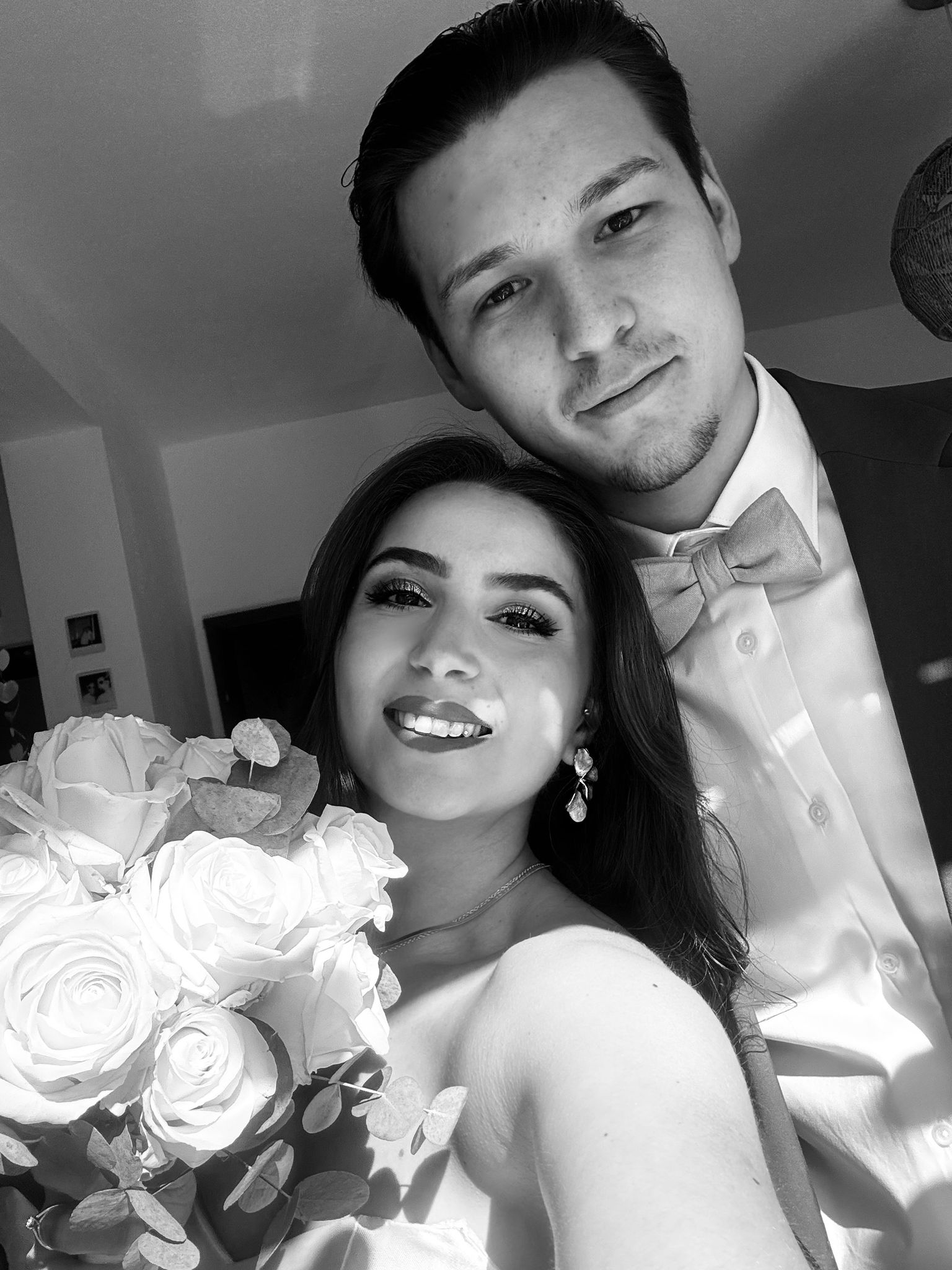 Daniel und Francesca mit Brautstrauß.